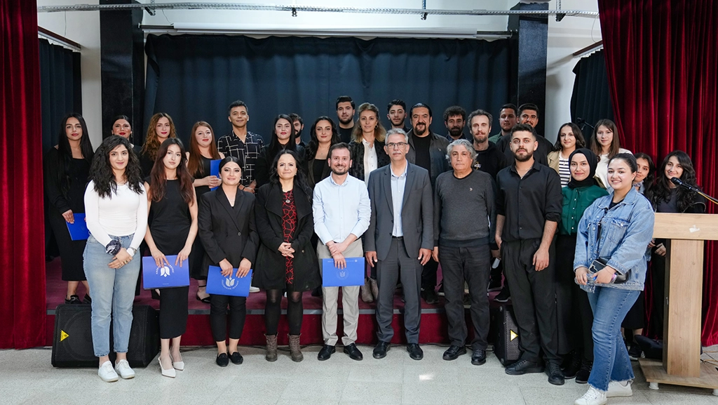 Kütüphane rafları ve çalışma alanları